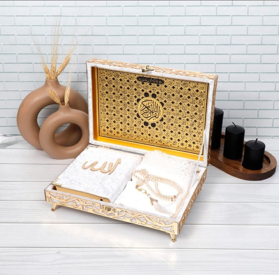 Elegante Geschenkbox mit Koran, Kopftuch & Tesbih